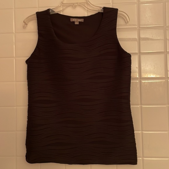 Roz & Ali sleeves less  top , size M, color black. Round neckline. Wavy design - Picture 3 of 16